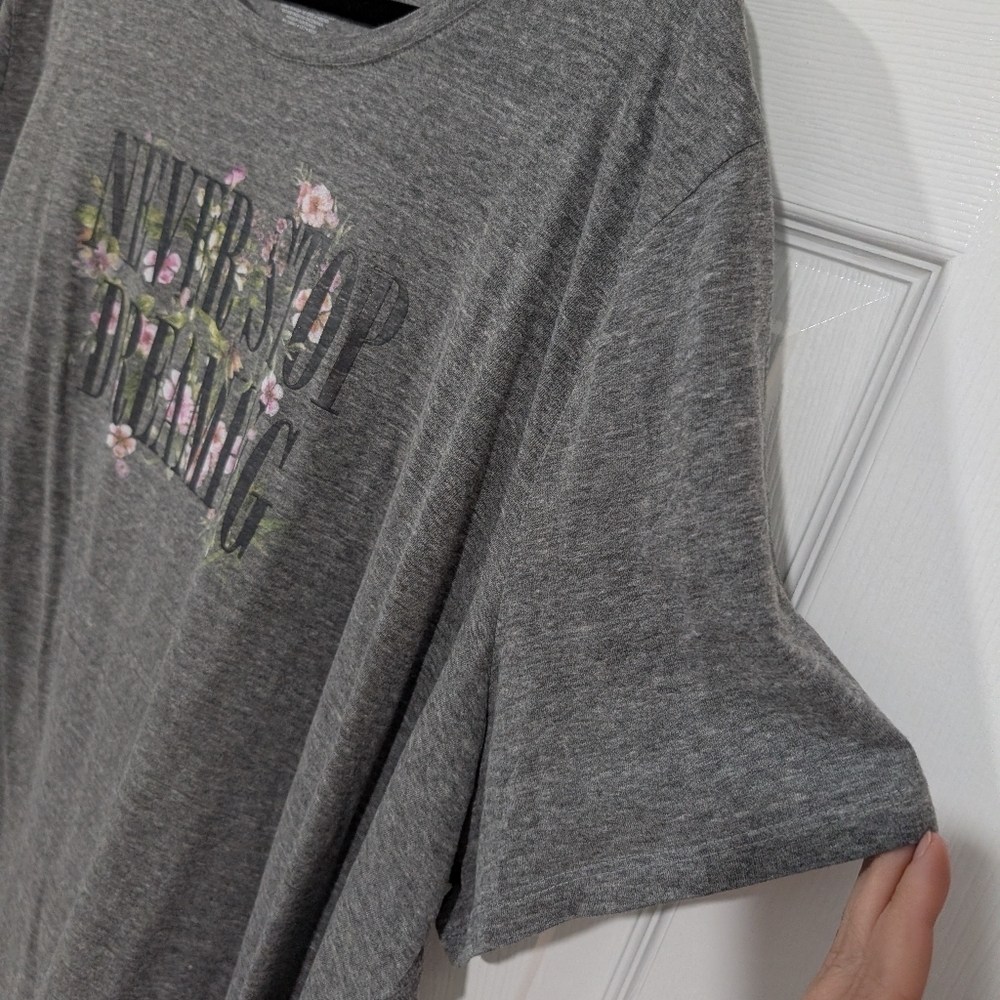 Lane Bryant Gray Graphic T-Shirt Never Stop Dreaming w/ Floral Design Size 26/28 - Picture 6 of 7